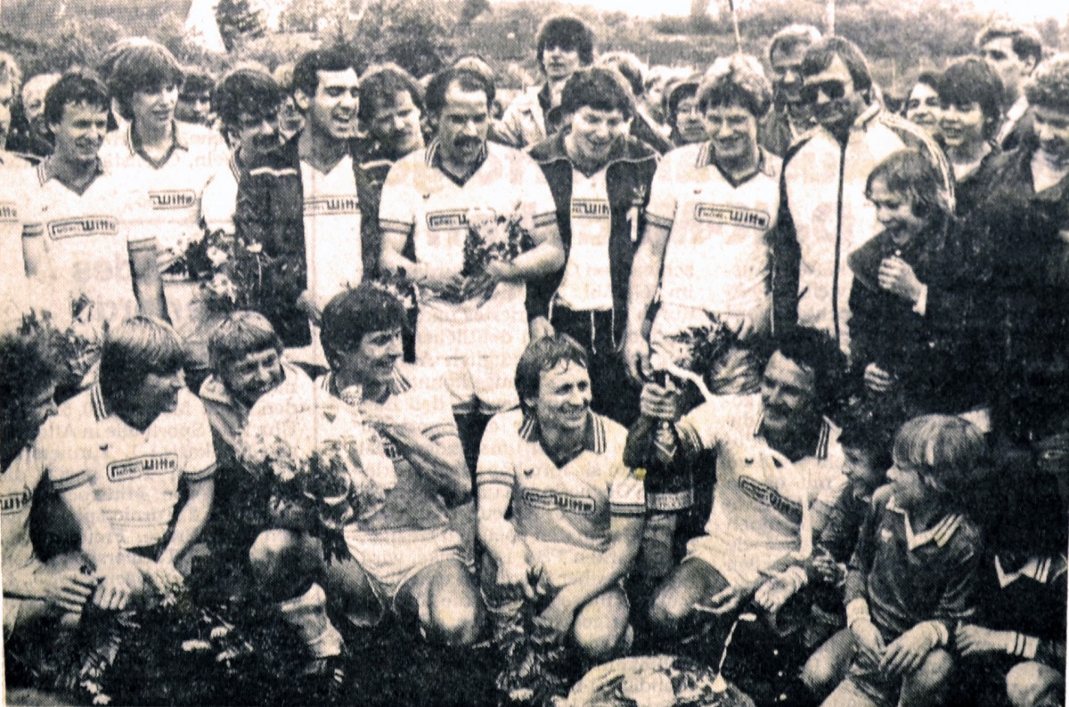 Der neue Oberligist FC Gohfeld jubelt. Der Aufstieg ist soeben geschafft. (Sommer 1983)