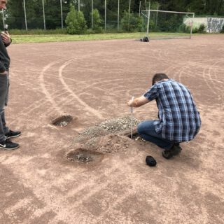 Begutachten der Fachleute zur Tauglichkeit des Sportplatzes für Winterrasen